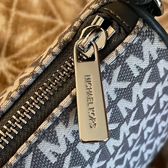 Michael Kors Pouchette NWOT - Picture 11 of 17